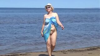 Hot MILF in a white bikini seduces with naked ass